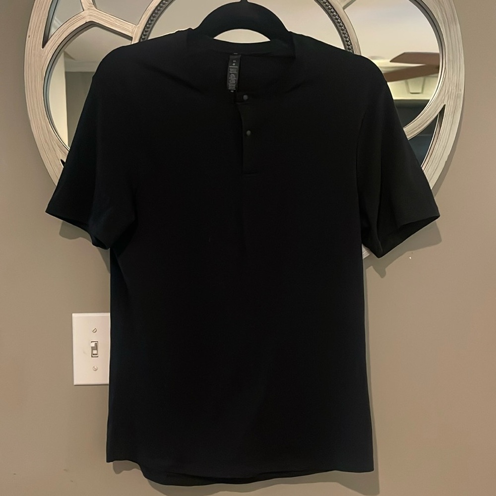 Men’s xs Black Lululemon short sleeved shirt